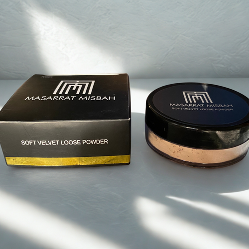 Masarrat Misbah Soft Velvet Loose Powder – Smooth Skin Finish & Brightening Face Powder